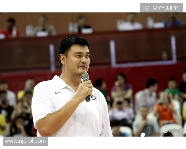 姚明在篮球场上挥洒汗水展现风采的精彩瞬间