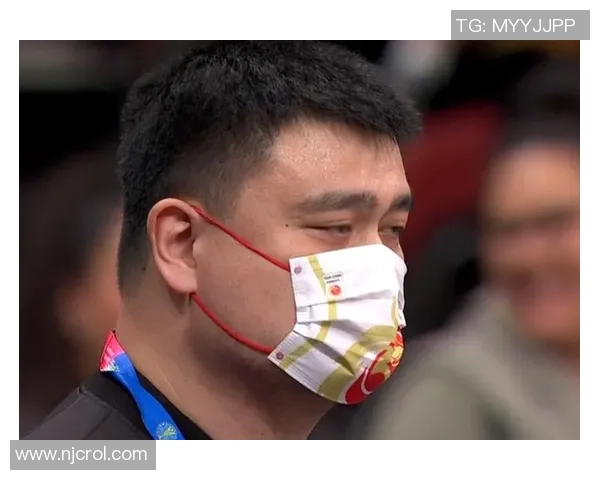 姚明强行上篮展现霸气风范引发全场观众热烈欢呼与惊叹