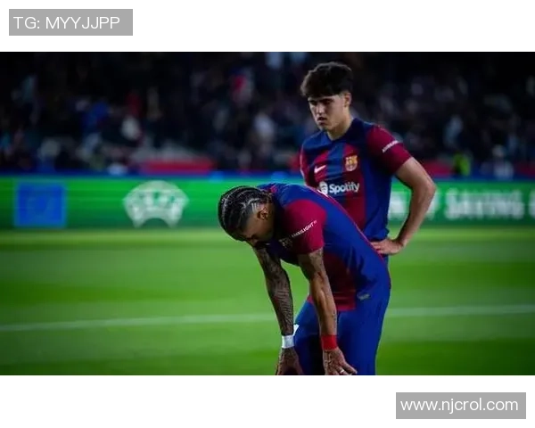 意甲激战巴黎圣日耳曼狂胜巴萨补时进球引发争议与全场沸腾 意甲激战巴黎圣日耳曼狂胜巴萨补时进球引发争议与全场沸腾